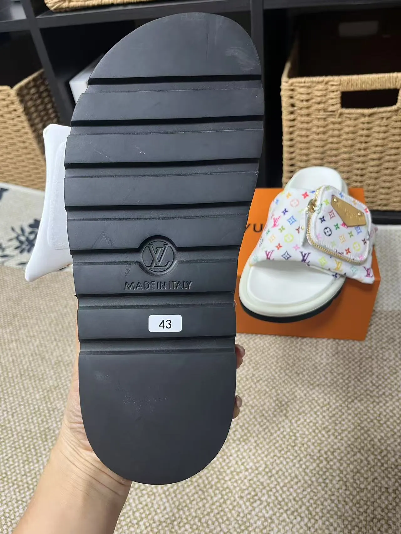 P380 yuan LV Louis Vuitton Full of high-end feel! A popular model among bloggers at home and abroad, it’s retro and fashionable, and looks stunning on your feet! Mainly recommended model on the official website★ ━━━━━ ЅᏇєєt ━━━━━ ▪️Upper: original calfskin ➕5D printing process ▪️Inner: imported mixed sheepskin ▪️Outsole: original molded foam outsole ▪️Size: Female 35-40 Men's 39-44 (women's 41 men's 45)